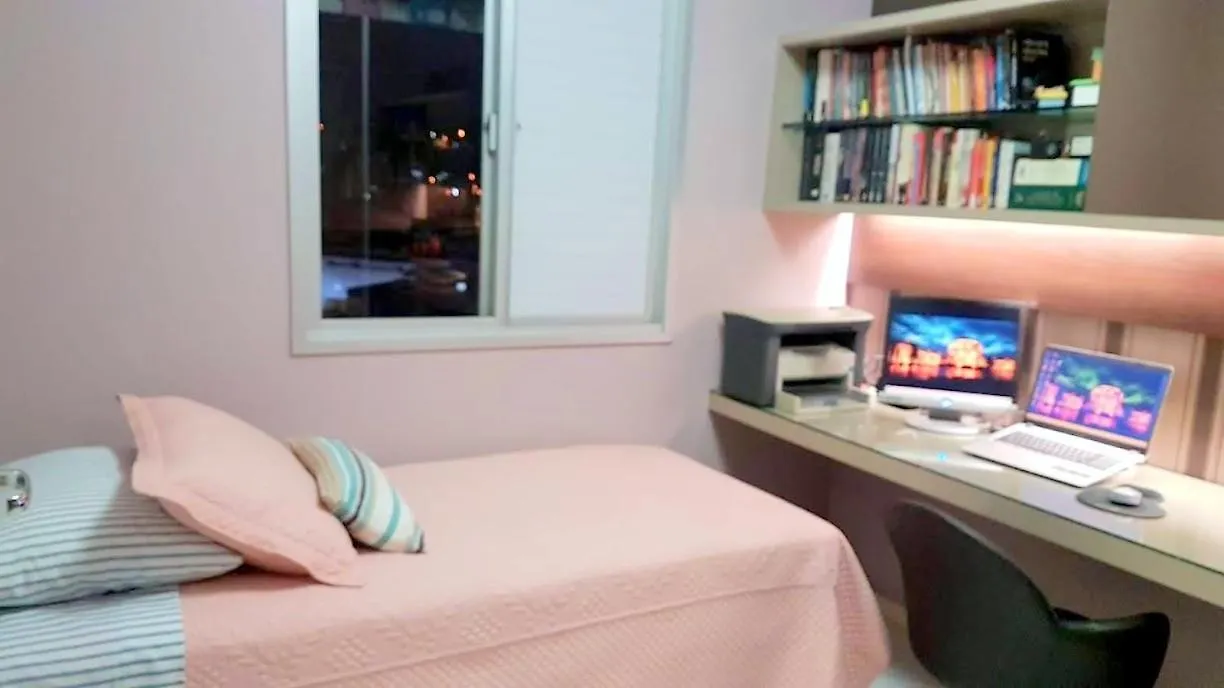 Quarto Home Office No Centro Com Cama Box De Solteiro - Wifi - Tv - Banheiro - Sala De Estar E Cozinha - Apto Compartilhado Com Anfitrioes Experientes Em Hospedar - Superhost No Bnb 5 Estrelas Criciuma  0*, Criciuma (Santa Catarina) Brésil